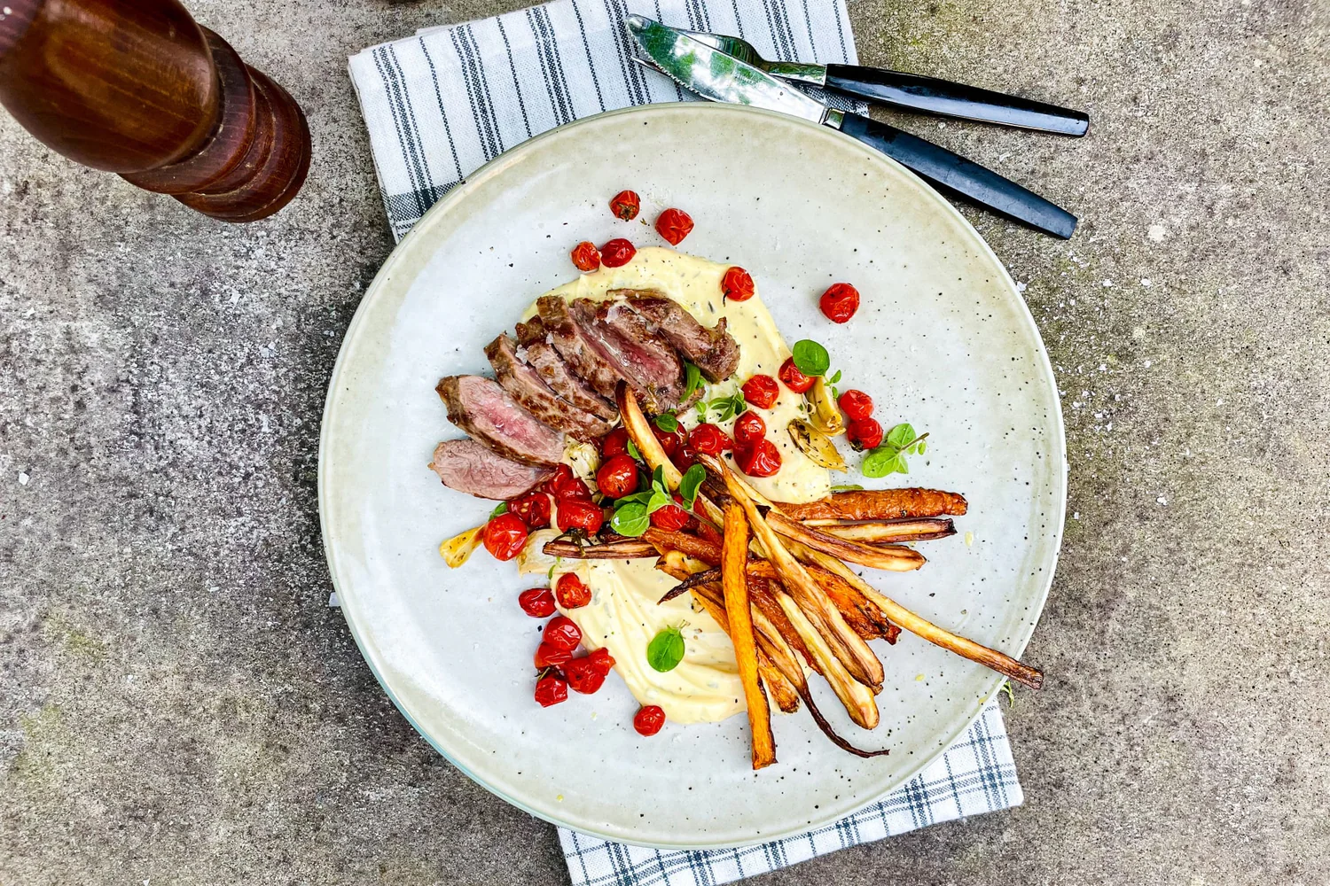 Älgentrecôte med honungsrostade rotfrukter, choronsås & torkade tomater