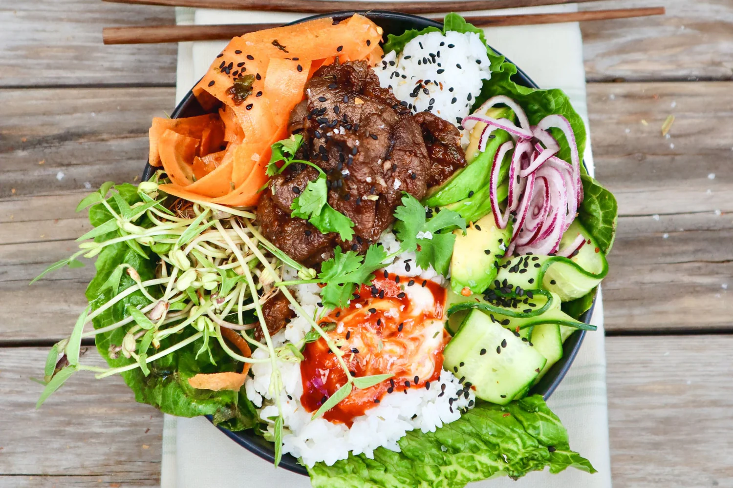 Bowl med hosinmarinerad hjortfilé