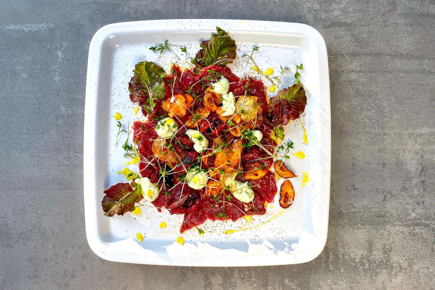 Carpaccio rådjur med västerbottenkräm & rotfruktschips
