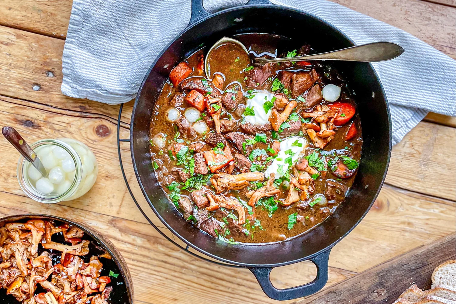 Boeuf Bourguignon med älg och smörstekta kantareller