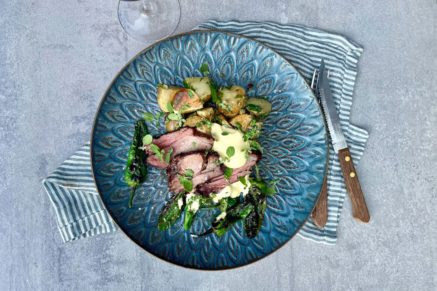 Grillad vildsvinskarré med bea, padrónes & potatissallad