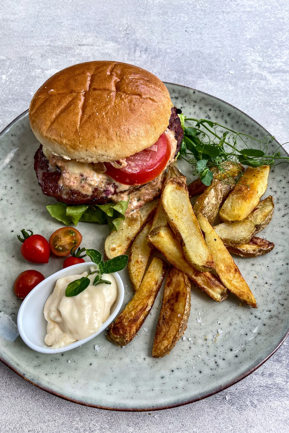 Viltburgare med klyftpotatis, majonäs & grillad paprikaröra