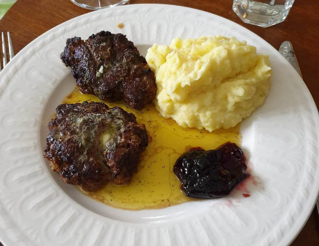 Hjortsbiffar med timjansmör och potatispuré