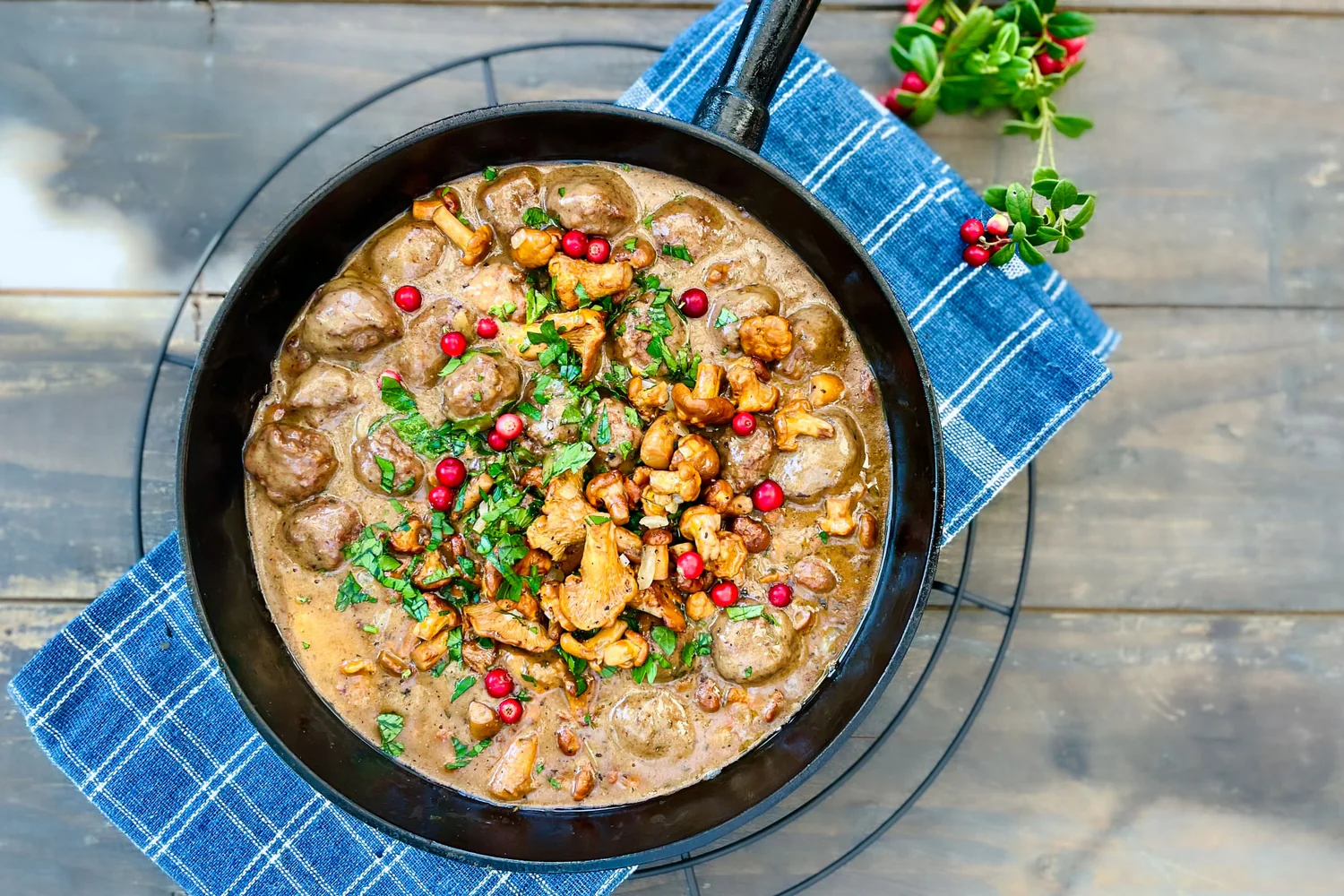 Viltköttbullar på rådjursfärs med kantarellsås